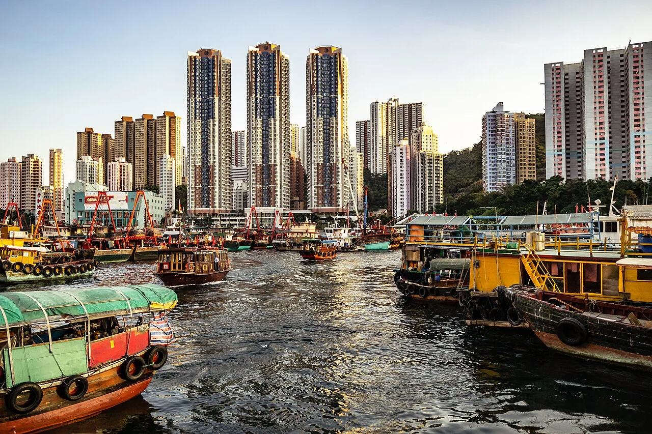 香港仔避風塘內的漁船、舢舨與住宅高樓