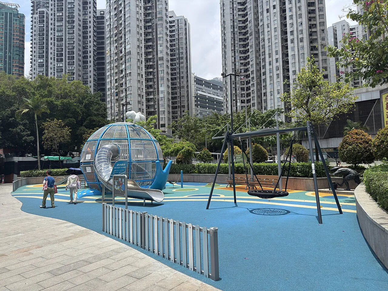 香港仔海濱公園鯨魚主題遊樂設施